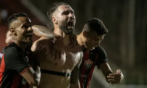 
				
					Vitória vence Chape e fecha turno da Série B na liderança
				
				