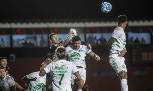 
				
					Vitória vence Chape e fecha turno da Série B na liderança
				
				