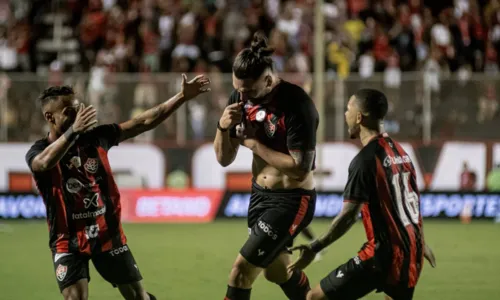 
				
					Vitória vence Chape e fecha turno da Série B na liderança
				
				