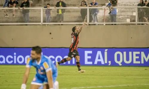 
				
					Vitória vence Tombense por 2 a 1 e segue líder da Série B
				
				