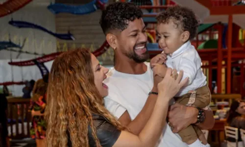 
				
					Viviane Araújo posa em família no aniversário do afilhado; FOTOS
				
				