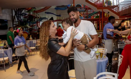 
				
					Viviane Araújo posa em família no aniversário do afilhado; FOTOS
				
				