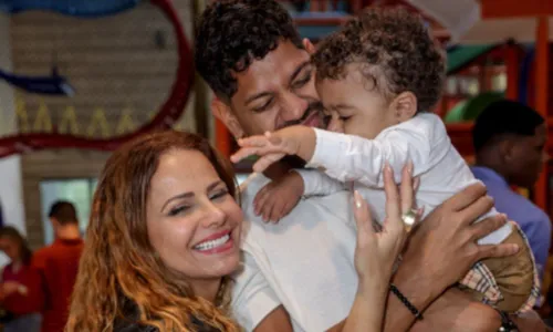 
				
					Viviane Araújo posa em família no aniversário do afilhado; FOTOS
				
				