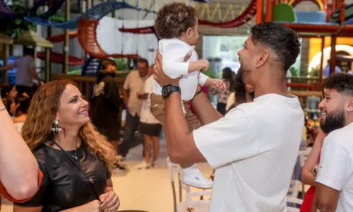 
				
					Viviane Araújo posa em família no aniversário do afilhado; FOTOS
				
				