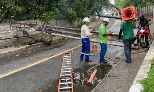 
				
					Postes que caíram em Salvador são substituídos
				
				