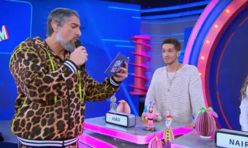 
				
					João Guilherme abaixa as calças em programa e assusta Mion; veja
				
				