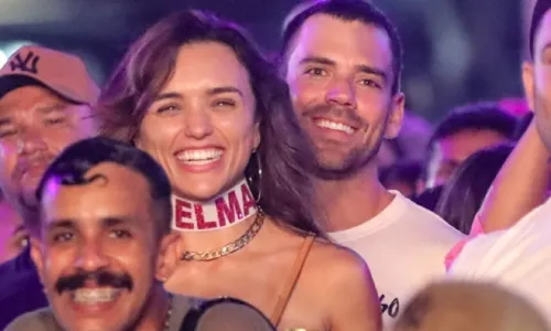 
				
					Rafa Kalimann curte show com novo affair e acessório inusitado
				
				