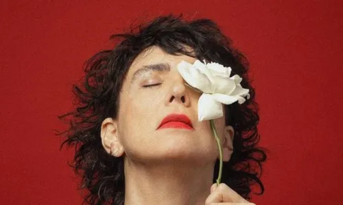 
				
					Adriana Calcanhotto traz tributo à Gal Costa para Salvador
				
				