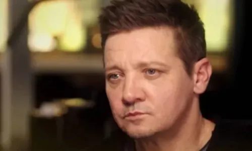 
				
					Jeremy Renner comemora recuperação: 'Cheio de amor e titânio'
				
				