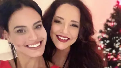 
				
					Ana Carolina e ex-namorada Letícia Lima curtem show no RJ
				
				