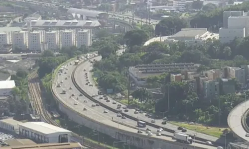 
				
					Movimento de saída de Salvador é intenso na véspera do feriado
				
				