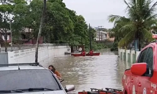 
				
					Turistas são resgatados de hotel alagado com caiaques e pranchas
				
				