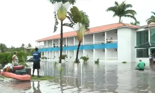 
				
					Turistas são resgatados de hotel alagado com caiaques e pranchas
				
				