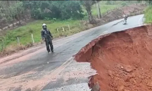 
				
					Turistas são resgatados de hotel alagado com caiaques e pranchas
				
				