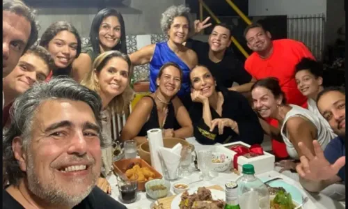 
				
					Maniçoba, bode e mais: Ivete Sangalo se reúne com família em Feira
				
				