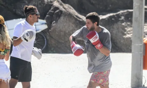 
				
					Chay Suede faz treino intenso em orla do Rio de Janeiro; FOTOS
				
				