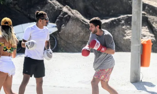 
				
					Chay Suede faz treino intenso em orla do Rio de Janeiro; FOTOS
				
				