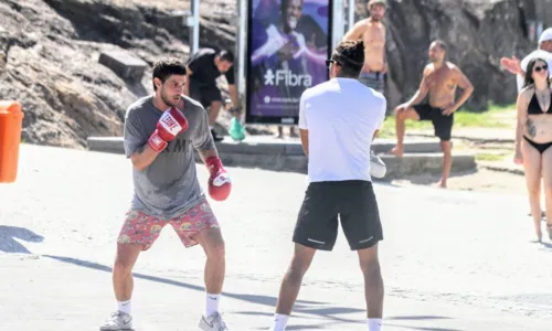 
				
					Chay Suede faz treino intenso em orla do Rio de Janeiro; FOTOS
				
				