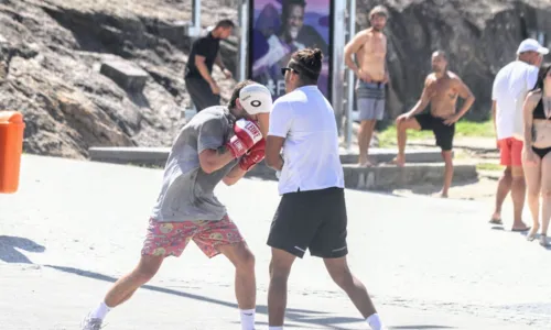 
				
					Chay Suede faz treino intenso em orla do Rio de Janeiro; FOTOS
				
				