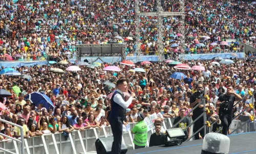 
				
					Fiéis lotam Fonte Nova em culto do Bispo Bruno Leonardo; veja fotos
				
				