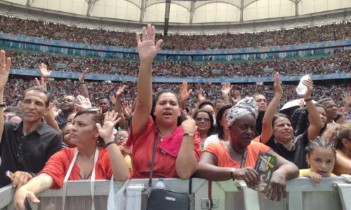 
				
					Fiéis lotam Fonte Nova em culto do Bispo Bruno Leonardo; veja fotos
				
				