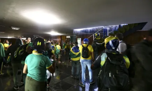 
				
					GSI divulga imagens do dia da invasão no Palácio do Planalto
				
				