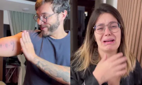 
				
					Eliezer homenageia Viih Tube e filha com tatuagem e faz ex-BBB chorar
				
				