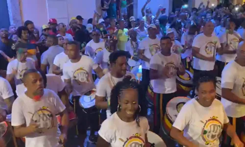 
				
					Olodum lota ruas do Pelourinho com celebração de aniversário; vídeos
				
				