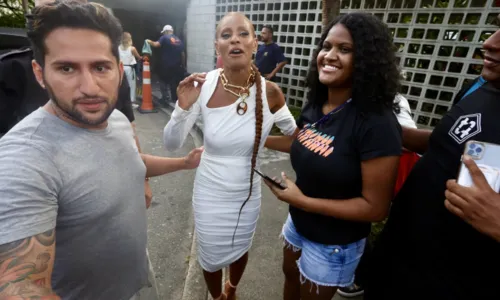 
				
					Aline Wirley esbanja simpatia com fãs na porta do projac
				
				