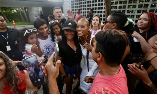 
				
					Aline Wirley esbanja simpatia com fãs na porta do projac
				
				