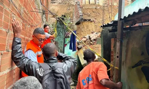 
				
					Menino de 11 anos tem escoriações após desabamento de casa em Salvador
				
				