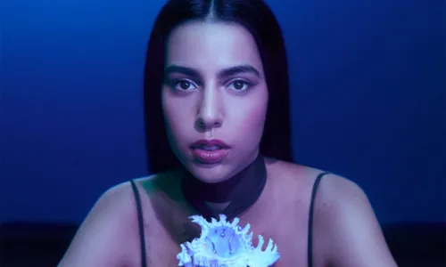 
				
					Mais afiada no pop, Marina Sena ousa no segundo disco 'Vício Inerente'
				
				