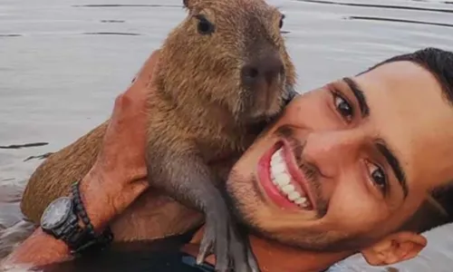 
				
					Influenciador entrega capivara ao Ibama após denúncias de maus-tratos
				
				