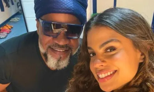 
				
					Carlinhos Brown encanta web ao cantar com Clara Buarque: 'Um presente'
				
				