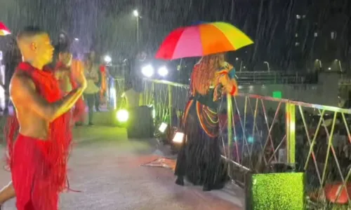 
				
					Mesmo com chuva, público curte shows de Daniela Mercury e Olodum
				
				