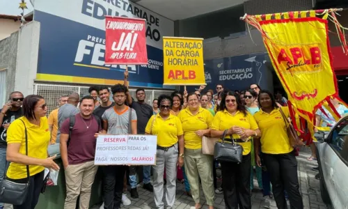 
				
					Professores da rede municipal ocupam Secretaria de Educação em Feira
				
				