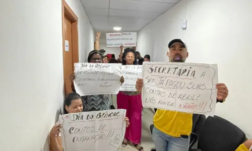 
				
					Professores da rede municipal ocupam Secretaria de Educação em Feira
				
				