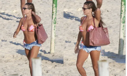 
				
					Deborah Secco ostenta corpão em dia de praia no Rio de Janeiro
				
				