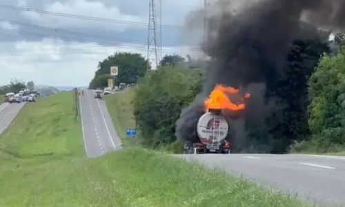 
				
					Carreta com combustíveis pega fogo e trecho da BR-324 é interditado
				
				