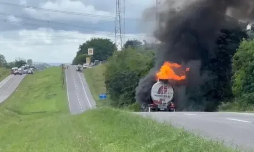 
				
					Após 8 horas, incêndio em caminhão-tanque é extinto na BR-324
				
				