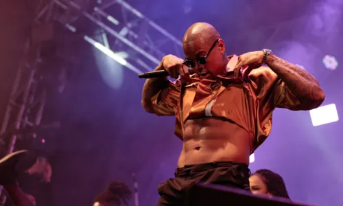 
				
					Léo Santana anima fãs ao mostrar barriga e 'volume' diferenciado
				
				