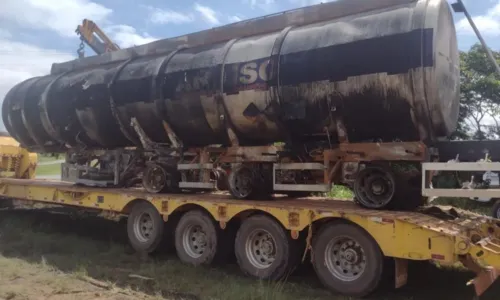 
				
					Caminhão-tanque que pegou fogo na BR-324 é retirado da via
				
				