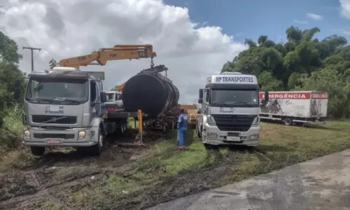 
				
					Caminhão-tanque que pegou fogo na BR-324 é retirado da via
				
				