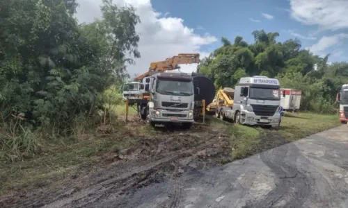 
				
					Caminhão-tanque que pegou fogo na BR-324 é retirado da via
				
				