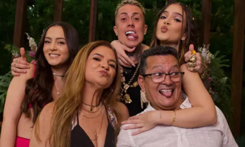 
				
					Mel Maia comemora aniversário e dá beijão em namorado
				
				