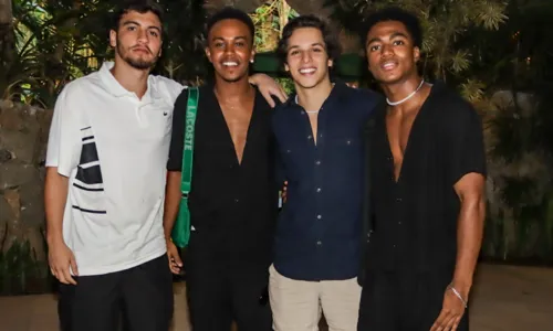 
				
					Fotos: famosos marcam presença no aniversário de Mel Maia
				
				