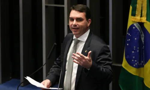 
				
					TSE multa Flávio Bolsonaro em R$ 5 mil por fake news contra Lula
				
				