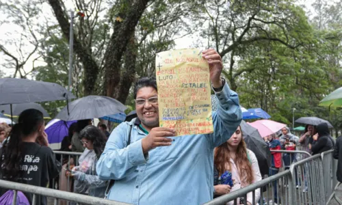 
				
					Fãs, familiares e famosos se despedem de Rita Lee em velório
				
				