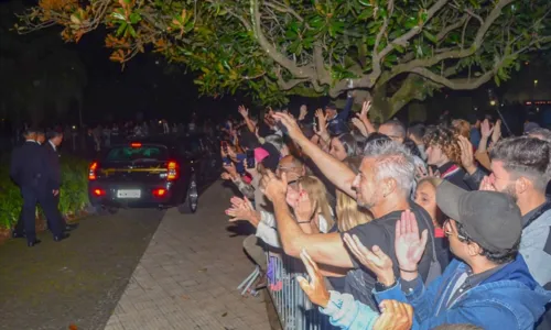 
				
					Homenagens de fãs, cantorias e declarações marcam velório de Rita Lee
				
				