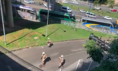 
				
					Torcedores são presos após pedradas em ônibus da torcida do Flamengo
				
				